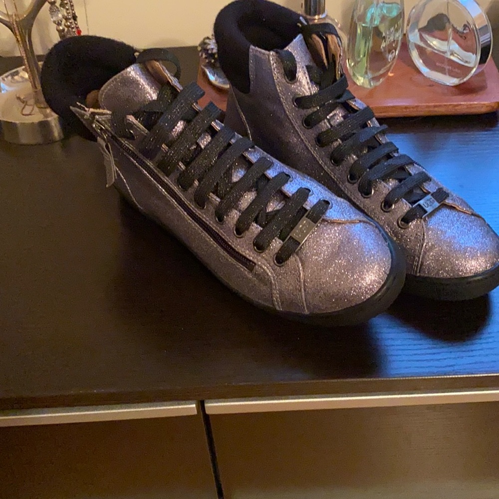 - New UGG Australia Olive Glitter Boot Gun metal, sz 9.5